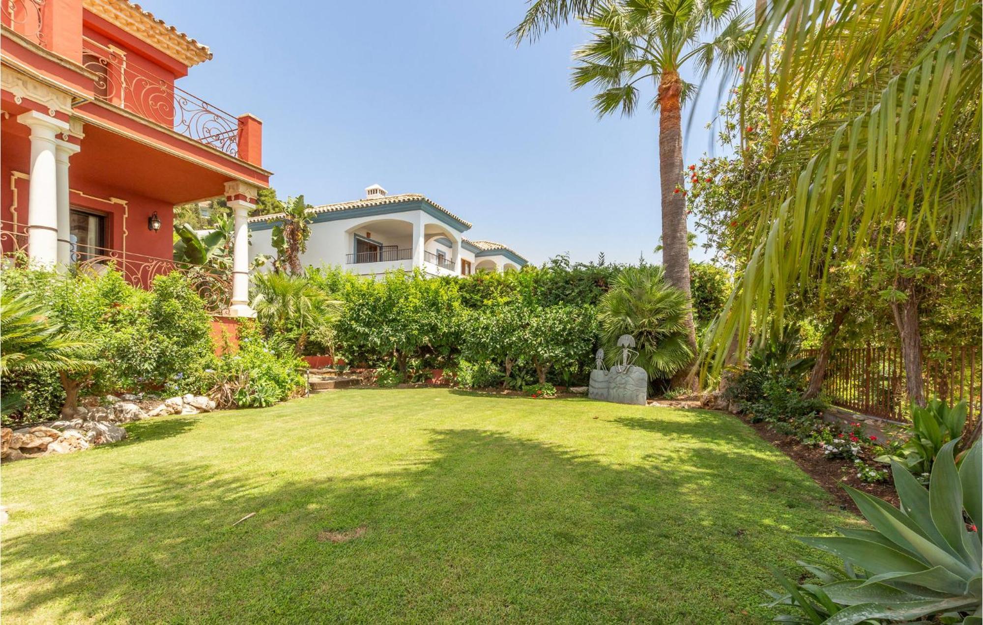 Feriehus Beautiful In With Wifi, Outdoor Swimming Pool And Swimming Pool Marbella