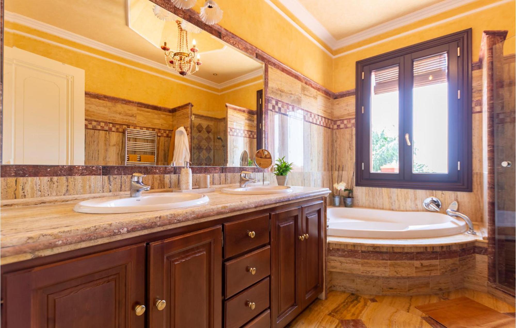 Beautiful In With Wifi, Outdoor Swimming Pool And Swimming Pool Сasa de vacaciones Marbella