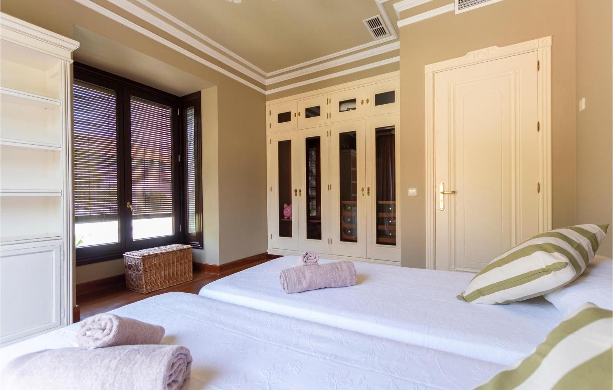Beautiful In With Wifi, Outdoor Swimming Pool And Swimming Pool